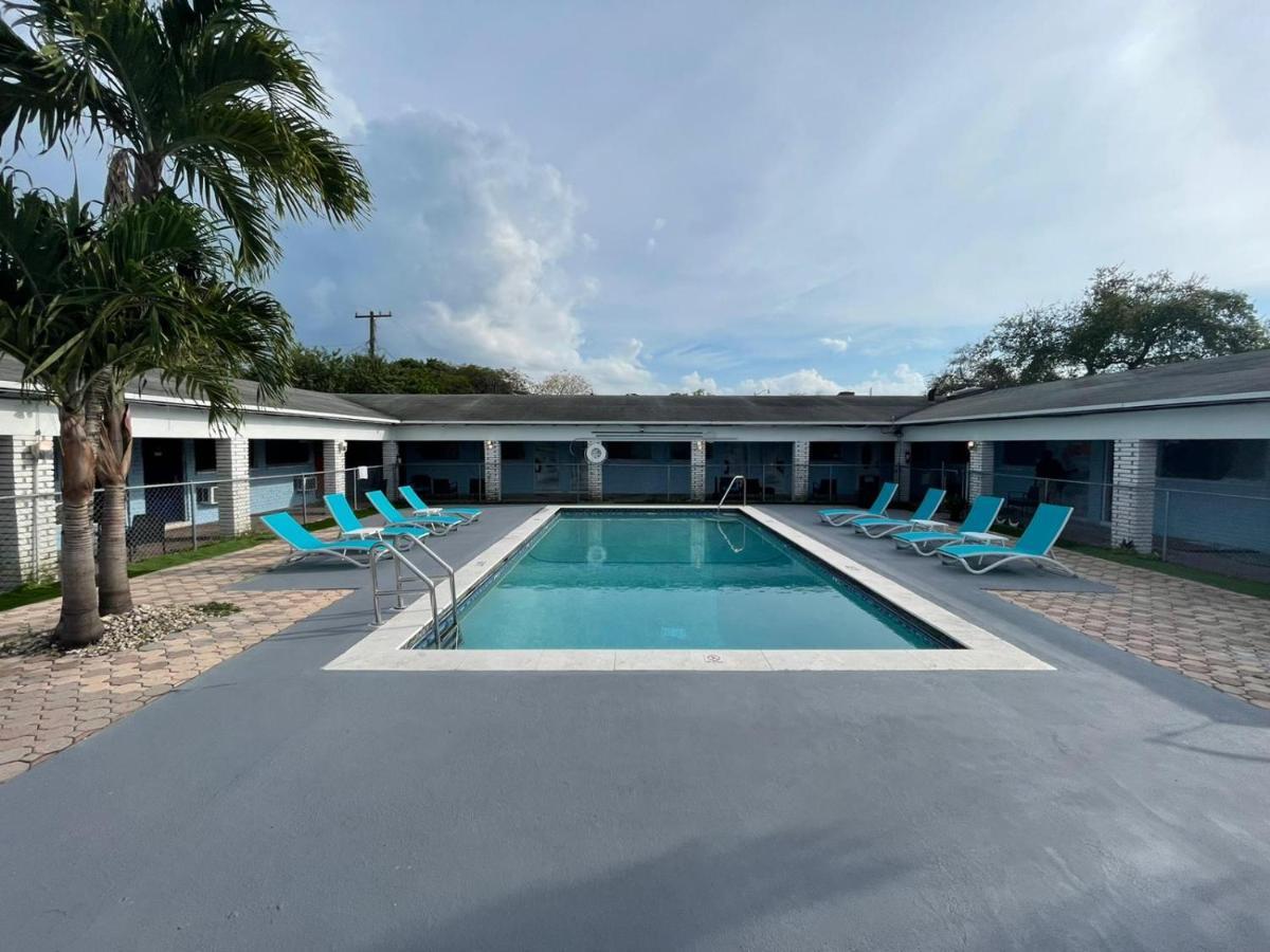Hollywood Gardens Inn & Suites Luaran gambar